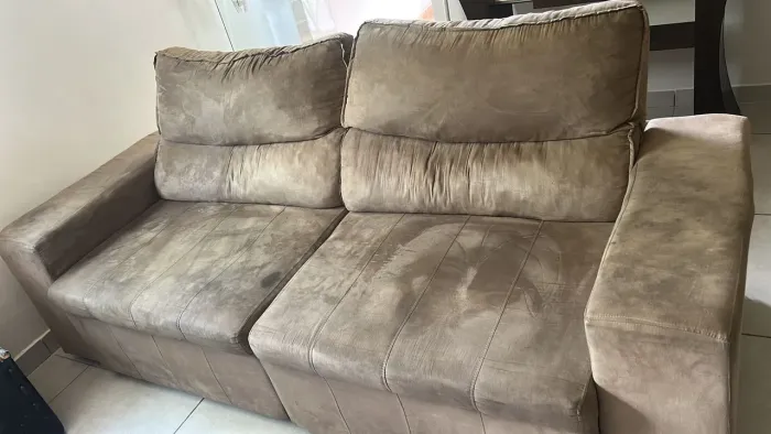 SOFÁ RECLINÁVEL E RETRÁTIL. 