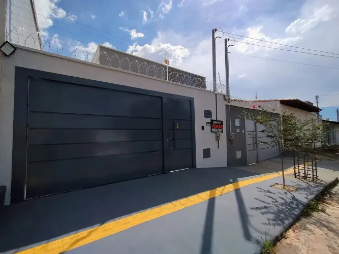 CASA 3/4 SENDO UM SUITE MONTADA EM ARMARIOS - CARAVELAS AO LADO JARDINS MADRI