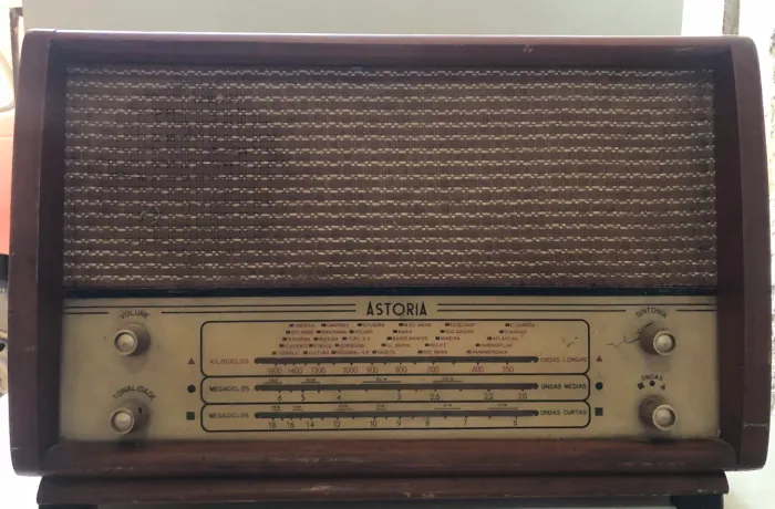 Rádio vitrola Astúrias antiguidade ótimo estado conservação