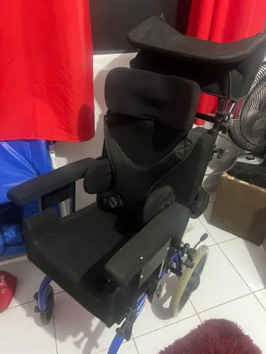 Vendo cadeira de roda seminova