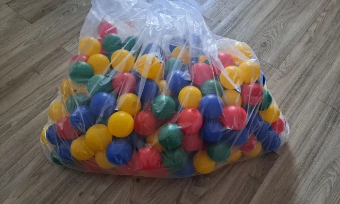 200 bolinhas coloridas de plástico 
