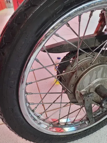 Rodas raiadas completas com o pneus 