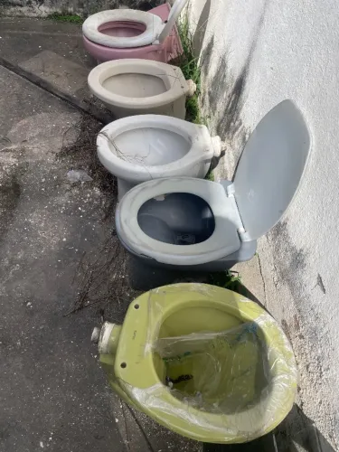 Doação de privadas coloridas e portas