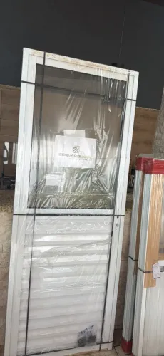 Porta branca mista alumínio e vidro. Medida externa 80x210. Abertura esquerda.