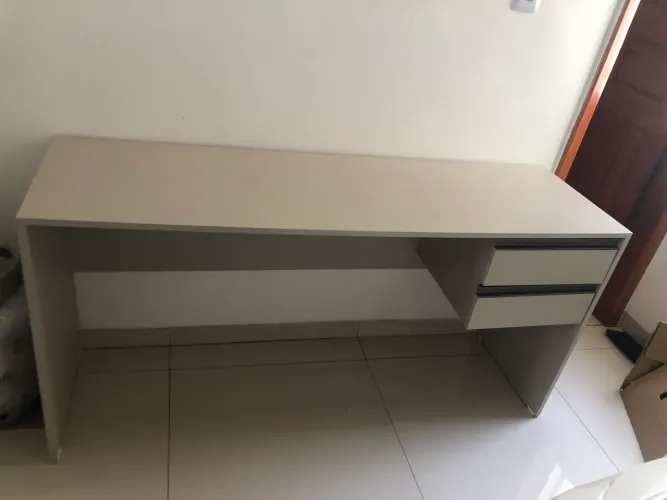 Escrivaninha com gavetas 250,00