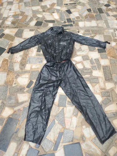 Vendo capa de chuva semi nova.