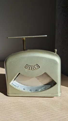 Balança de cartas vintage da marca Syro, fabricada na Suíça com corpo de alumínio.