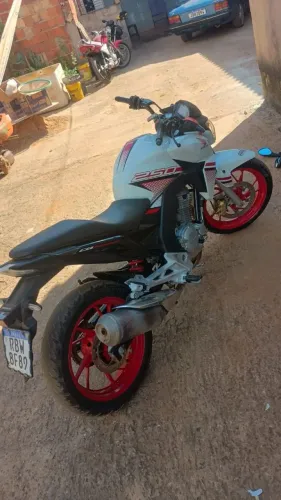 Vendo cb Twister único dono mais informações *