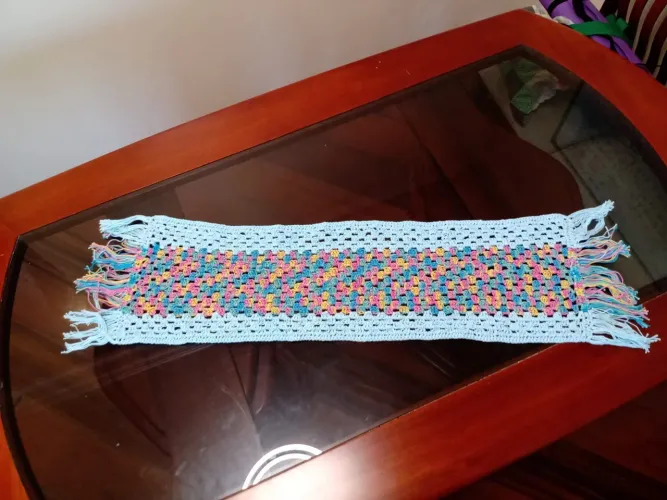 Caminho de mesa azul e colorido