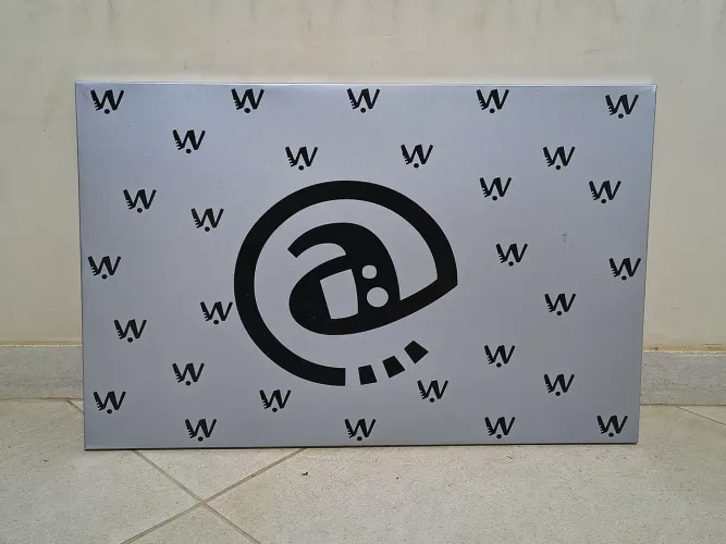 Quadro de avisos de metal