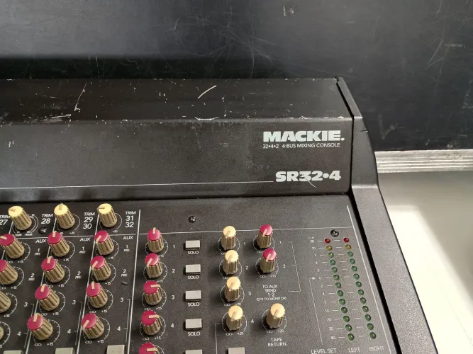 Mackie vlz Sr 32.4 mesa analógica
