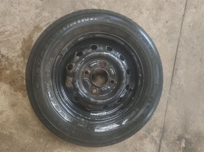 roda aro 13 Ford Ka com pneu cheio 