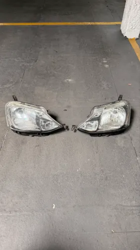 Vendo par de farol Toyota Etios 2018 original