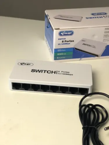 Switch de rede de 8 portas da marca Knup, modelo E08B.