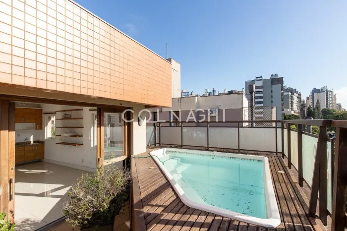 Ambientes Amplos, Piscina e Muita Luz Natural