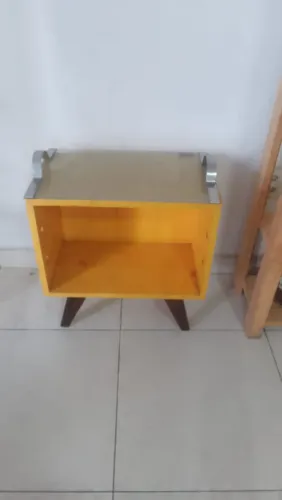 Vendo mesinha de canto ,feita artesanalmente,de madeira e pintada na cor amarela