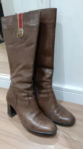 Bota de couro  cano  alto , bico redondo,  marrom  Número   37 saltinho refeito recentimen