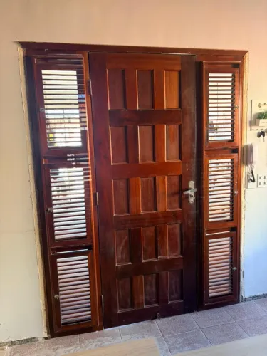 Porta de madeira maciça