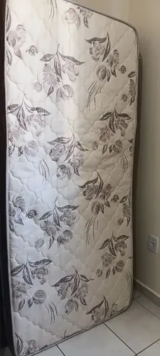 Bicama com um colchão de solteiro