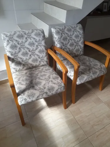 Duas poltronas de madeira