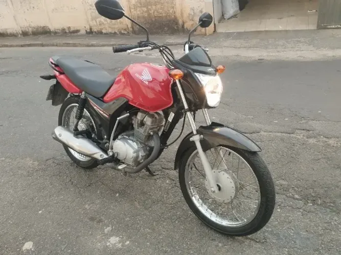 Moto muito nova ,somente pegar e andar.