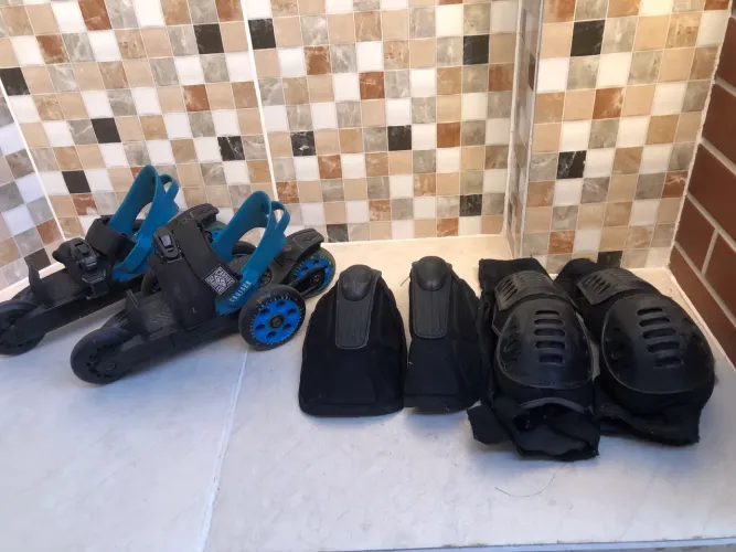 2 pares de Patins 4 rodas