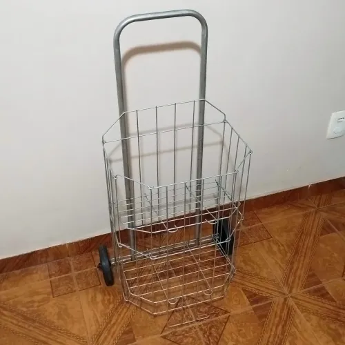 Carrinho de feira aramado
