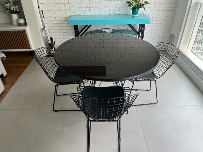Conjunto de mesa e 4 cadeiras 