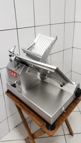 Maquina De Fatiar Frios Elétrico Semi Automático Caf 220v