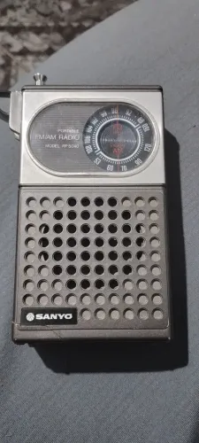 Radio portátil a pilhas Sanyo não está funcionando