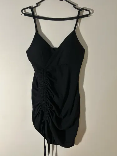 vestido preto justo
