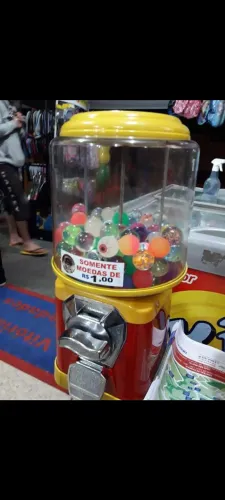 Máquina de bolinha e chicletes 