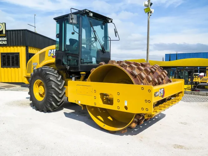 Rolo compactador CATERPILLAR CS54B 2015 com 7.200h de operação