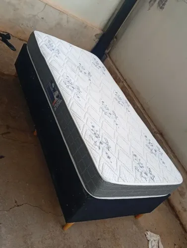 Vende se cama de solteiro colchão e base sem detalhes por 280$