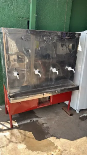 Vende-se esse Bebedouro funcionando perfeitamente 110 a Energia
