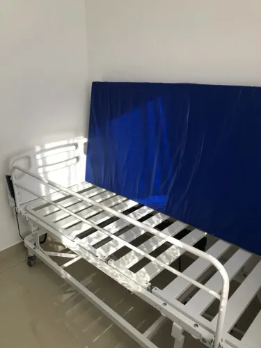 Cama hospitalar elétrica, 4 funções e com um ano de uso - estado de nova