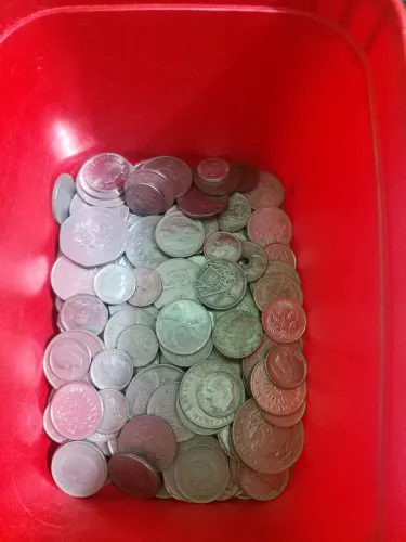 Vendo coleçao de moedas antigas de diverços lugares do mundo,mas de dois quilos em moedas.