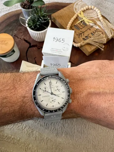 Relógio Swatch x Omega "Moonwatch 1965 Grey"