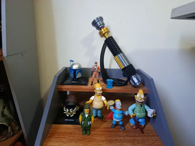 bonecos de star Wars e Simpsons e sabre de luz