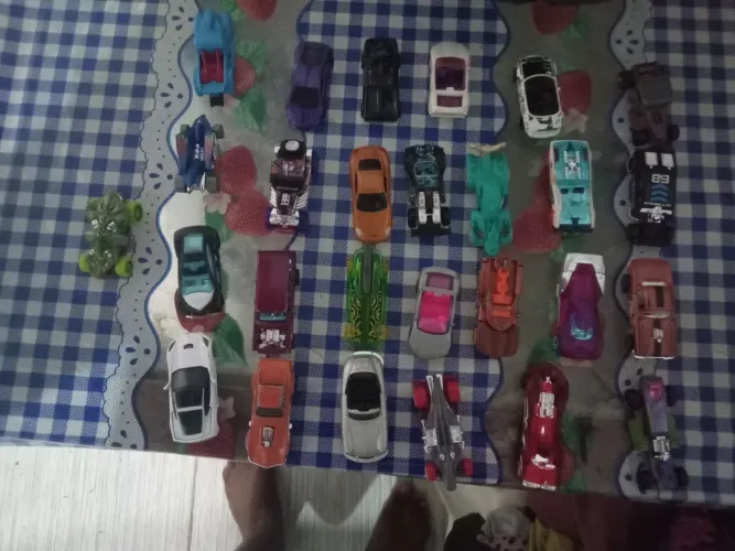 Vendo 27 carrinhos originais da( hot wheels )novos por 100 reais