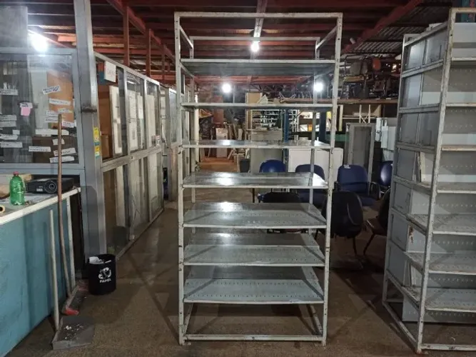 Estante de aço medindo 100x60cm com 7 bandejas e reforçada