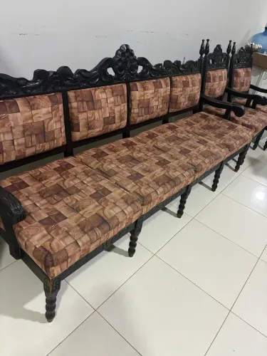 Conjunto de sofá com duas poltronas. Detalhes em madeira.