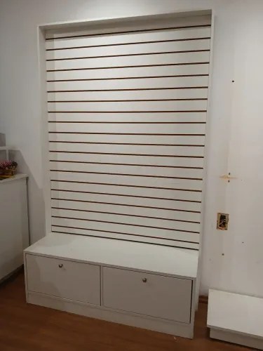 Gôndola Expositora com o Painel Canaletado e 2 gavetas grandes 202cm x 123cm x 41cm