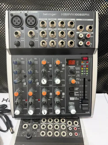 Mesa de som Behringer 1002FX