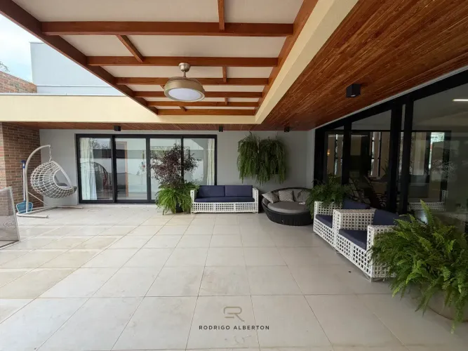 Casa Terrea Belvedere, com 295m², 3 Suites + Escritório, Porteira Fechada