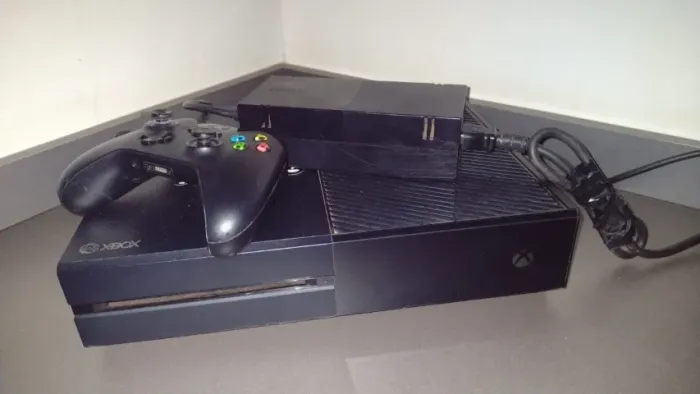 Xbox One Fat + 8 jogos em CD