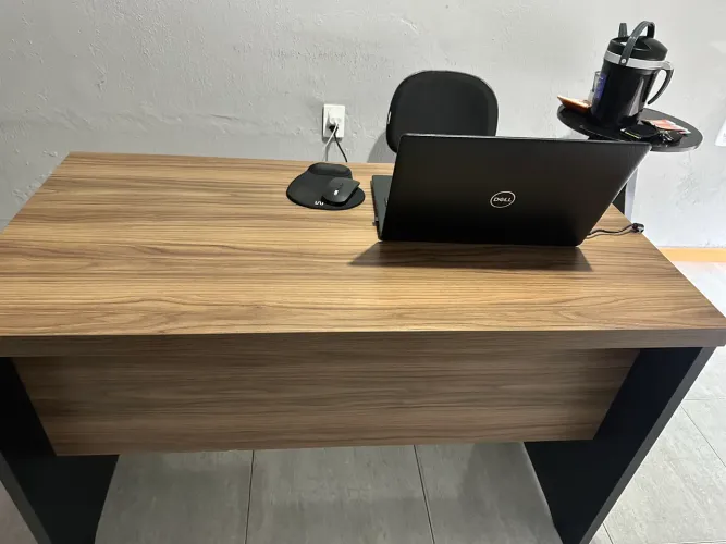 Mesa com gavetas