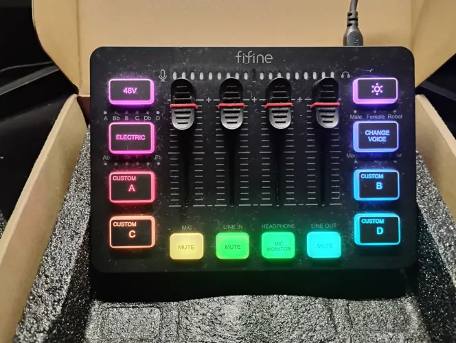 Mesa de Áudio Fifine SC3 