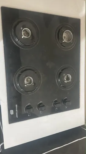 Cooktop Brastemp + Bancada com lugar de microondas ou forno.