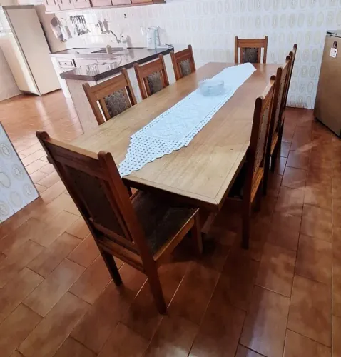 Mesa de Madeira Maciça com 8 Cadeiras